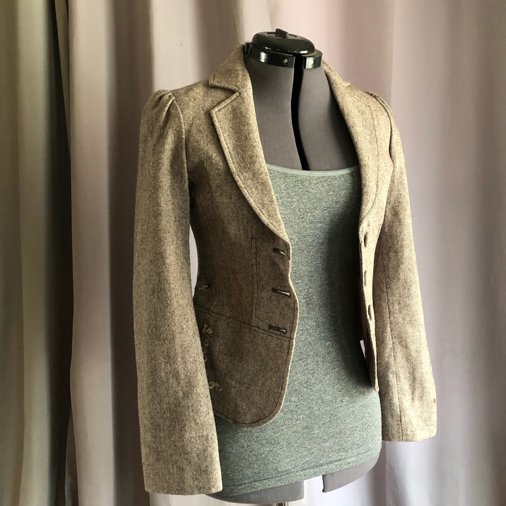 Cropped blazer with embroidered detail